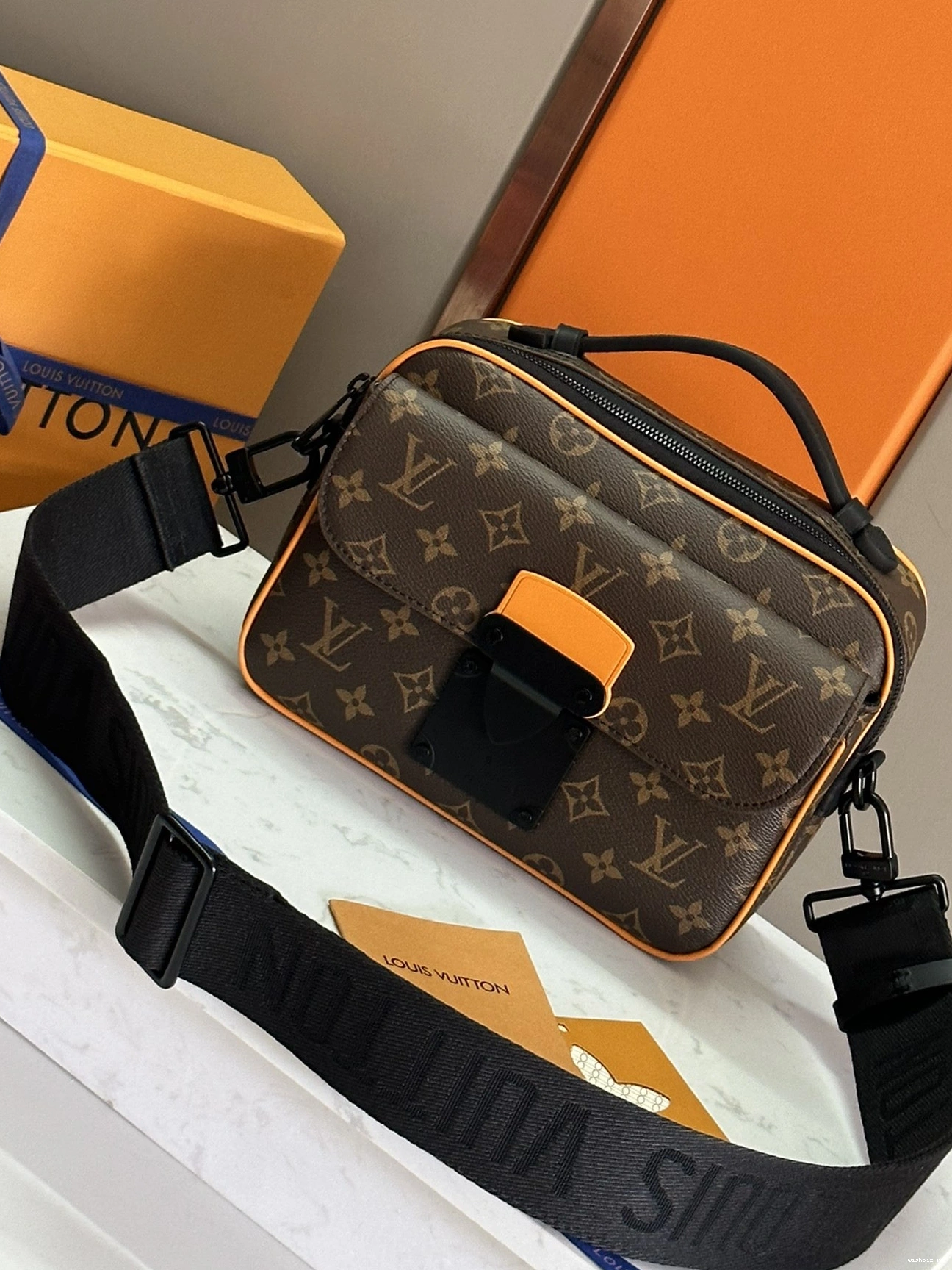 WIS VUITTON MESSENGER LOCK LOUIS S 0827